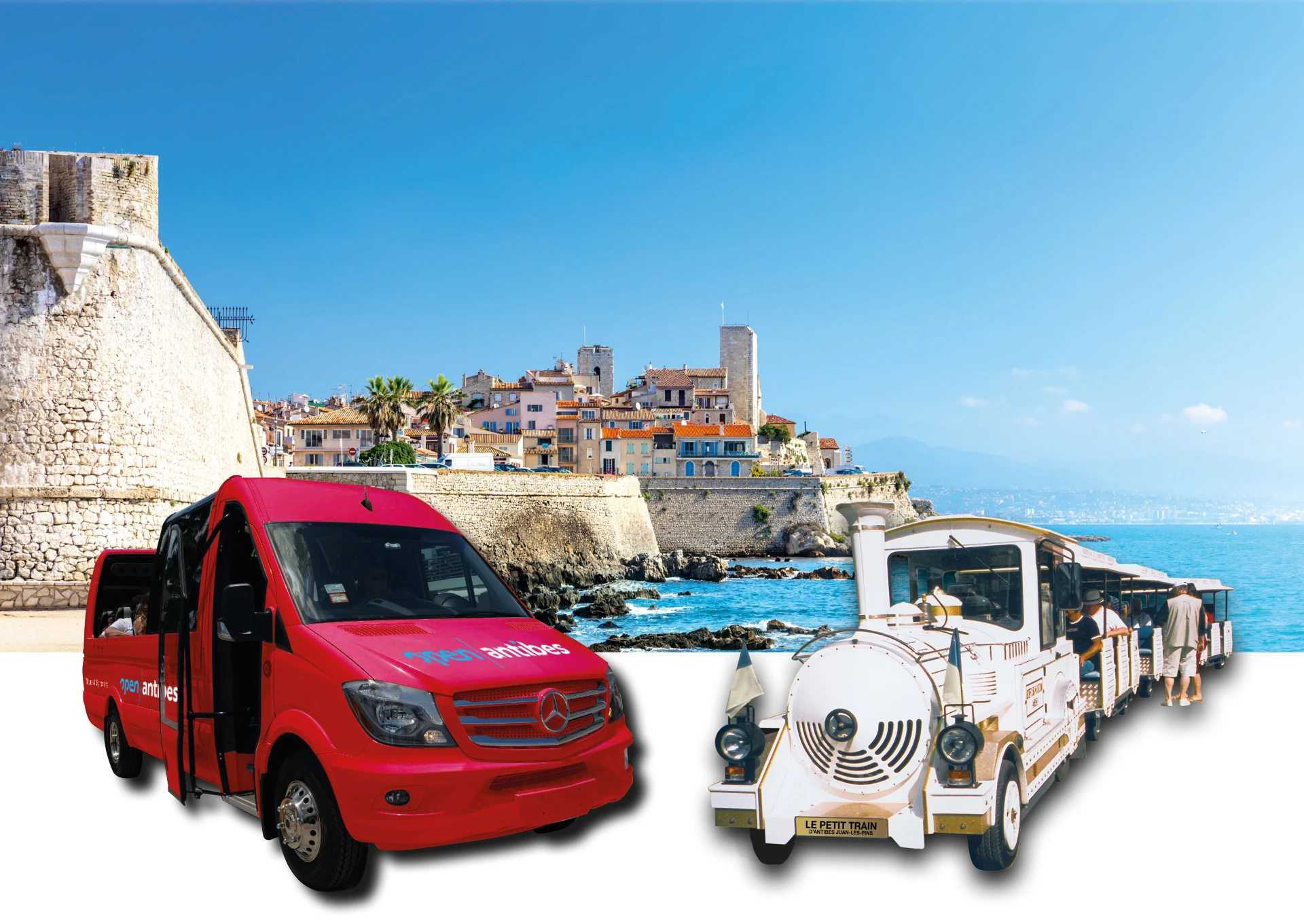 Le bus rouge Open Antibes et le Petit Train blanc devant les remparts d’Antibes et la mer