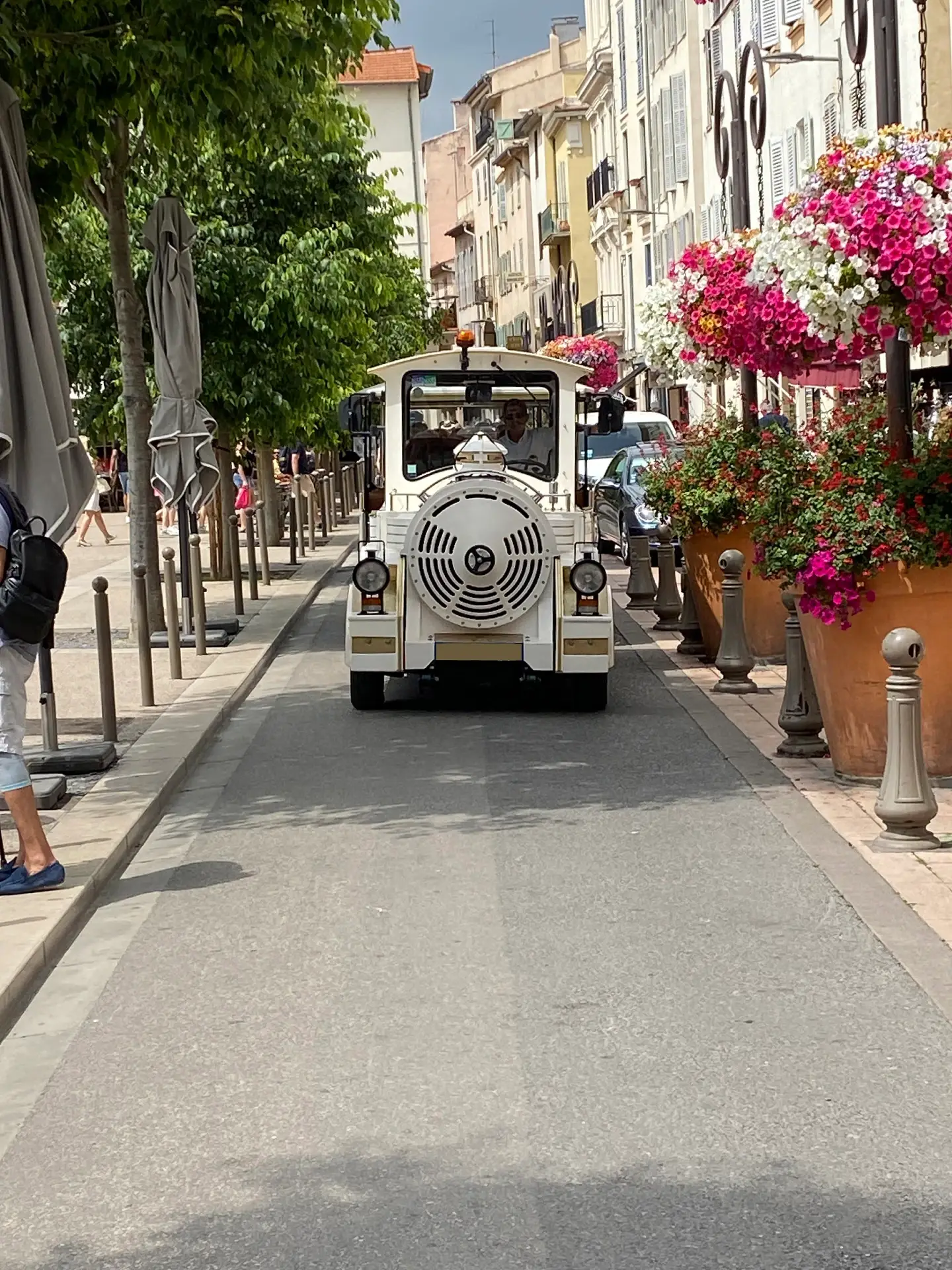 Le Petit Train de face dans une rue fleurie du vieil Antibes